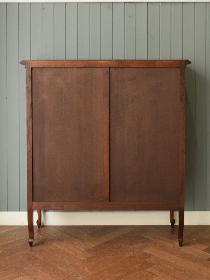 サイドボードの後ろ姿