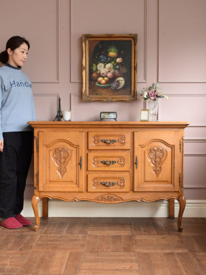 フランスの優雅なサイドボード