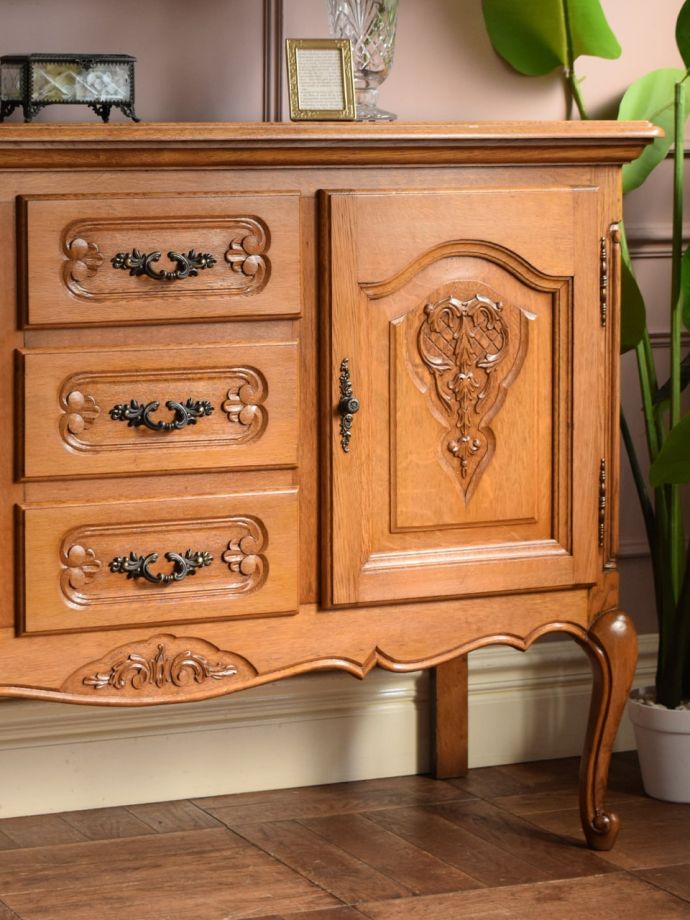 フランスのアンティークらしい美しい彫