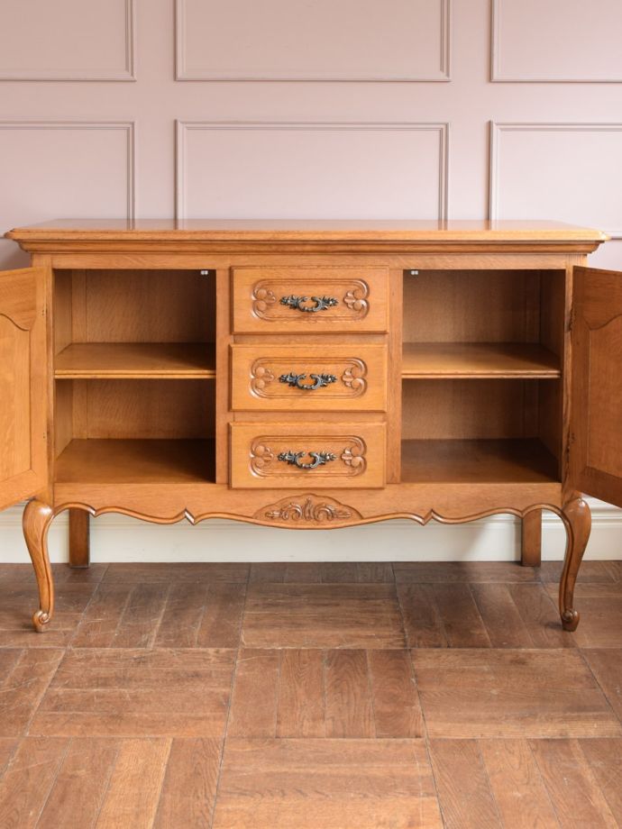 アンティークのサイドボードの扉の中