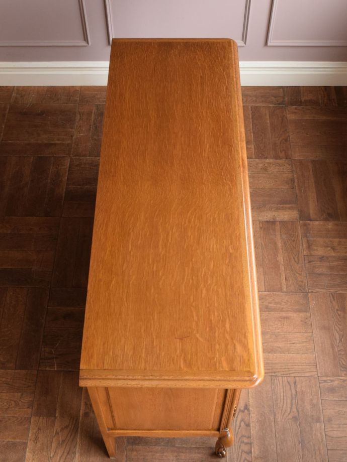 アンティークのサイドボードの天板