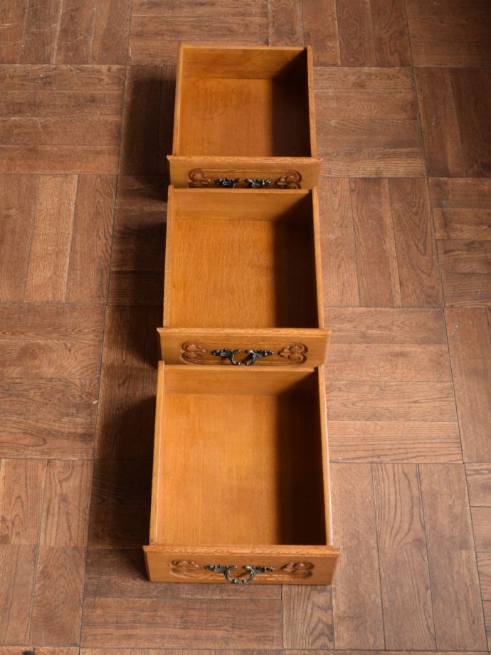 サイドボードの引き出しの中