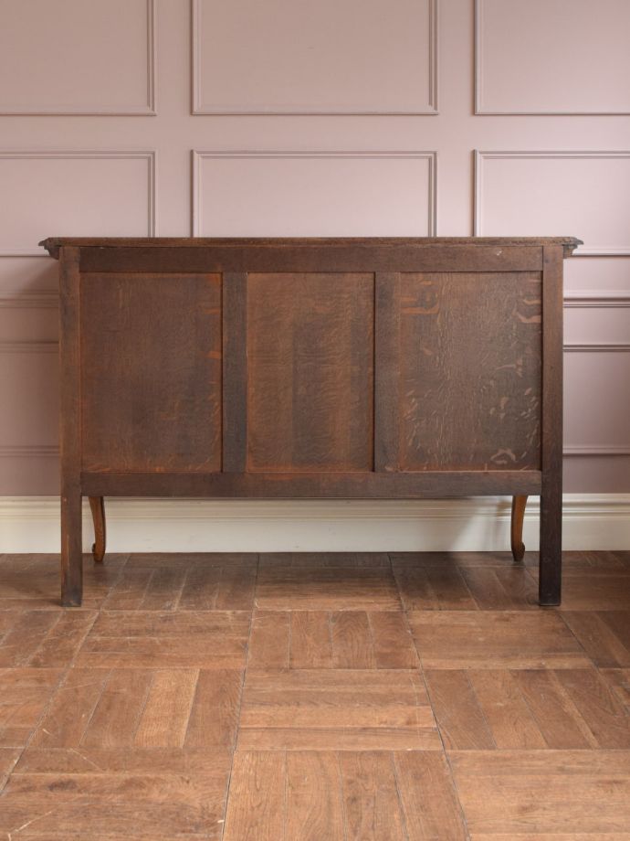 サイドボードの後ろ姿