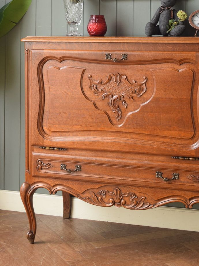 フランスのアンティークらしい美しい彫