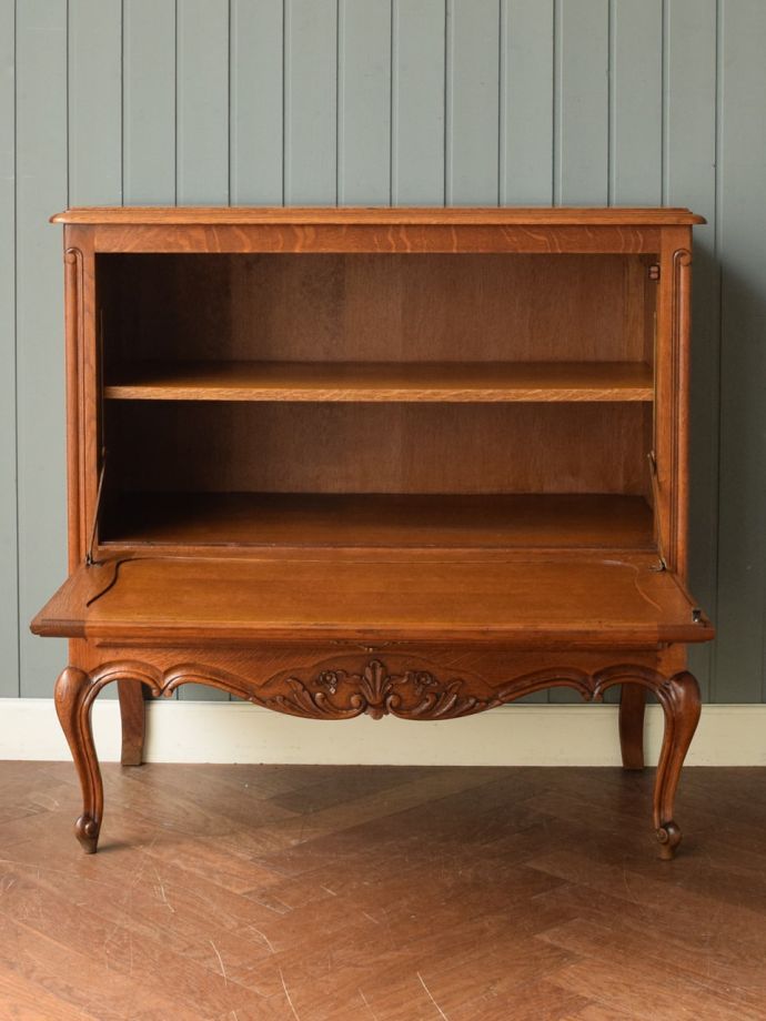 アンティークのキャビネットの扉の中