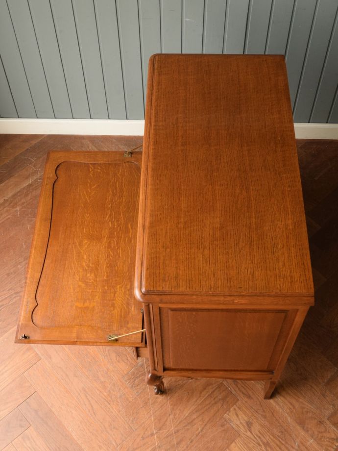 アンティークのサイドボードの天板