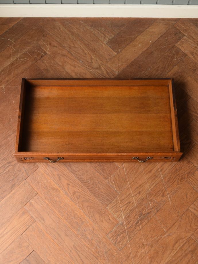 サイドボードの引き出しの中