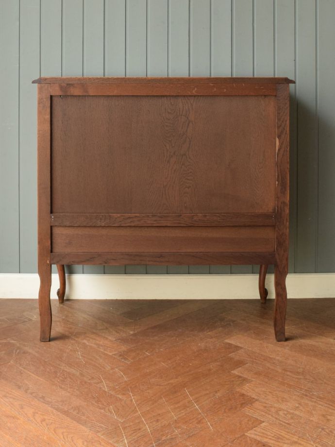 サイドボードの後ろ姿