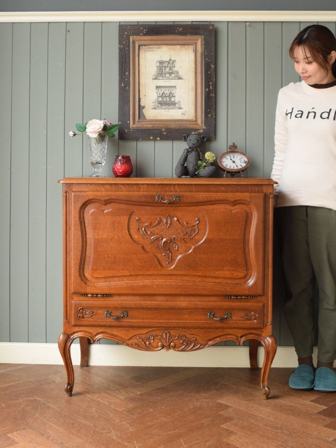 フランスの優雅なサイドボード