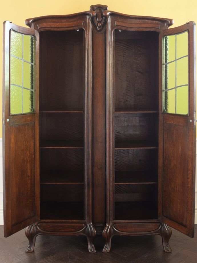 アンティークのキャビネットの扉の中