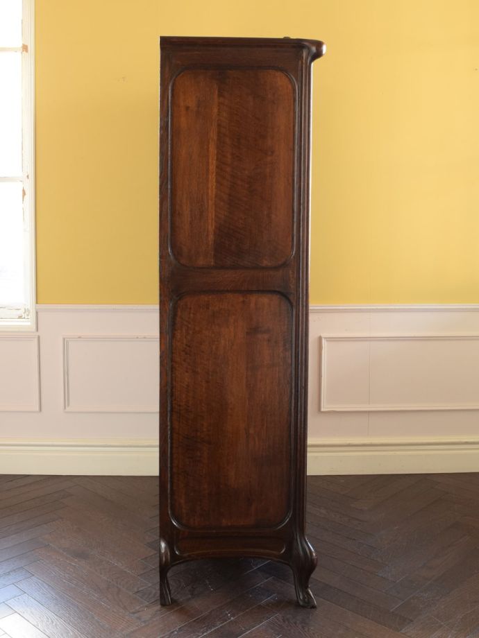 キャビネットの側面