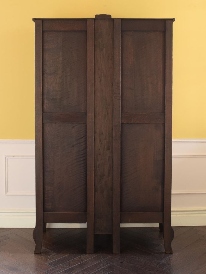 キャビネットの後ろ姿