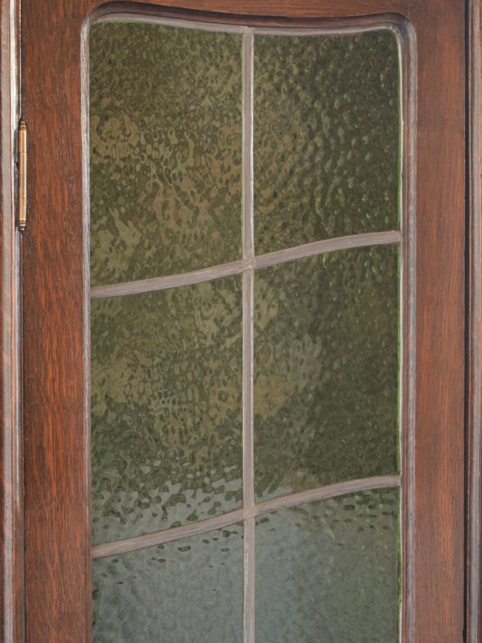 キャビネットの美しいガラス扉