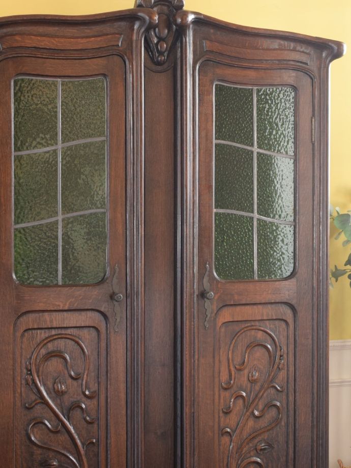 フランスのアンティークらしい美しい彫