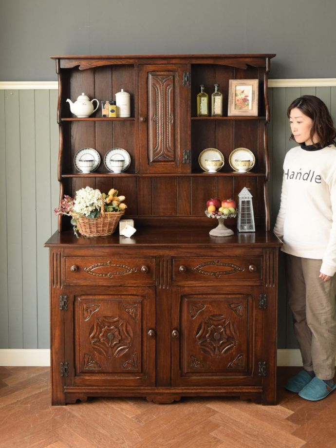 アンティークのオープンシェルフキャビネット