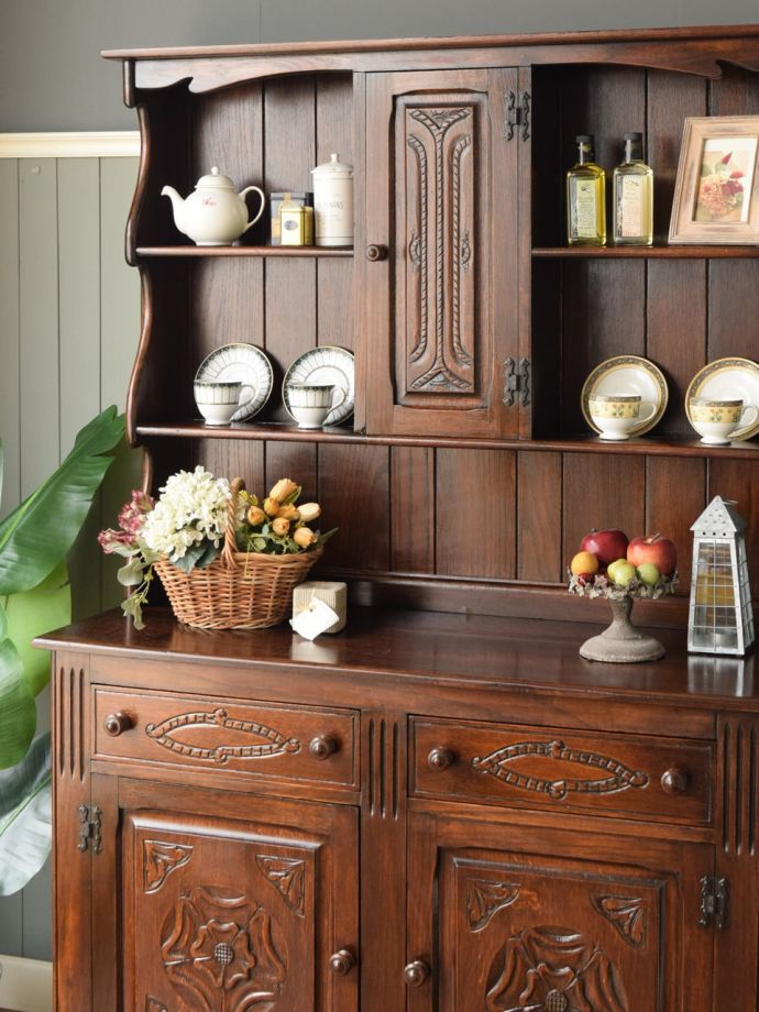 アンティーク家具らしさが漂うオープンシェルフ