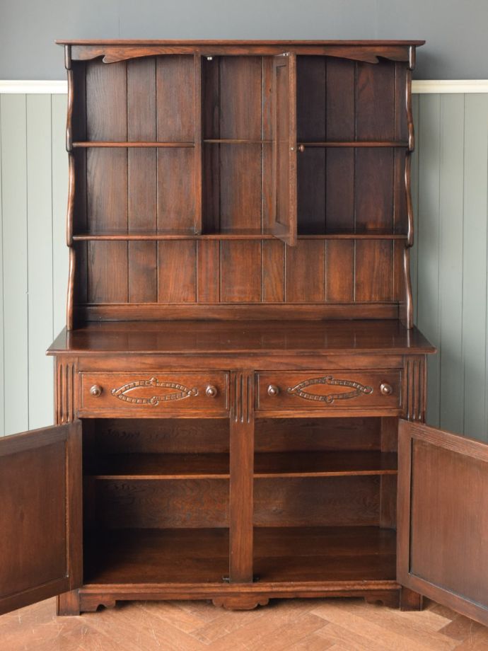 アンティークキャビネットの扉の中