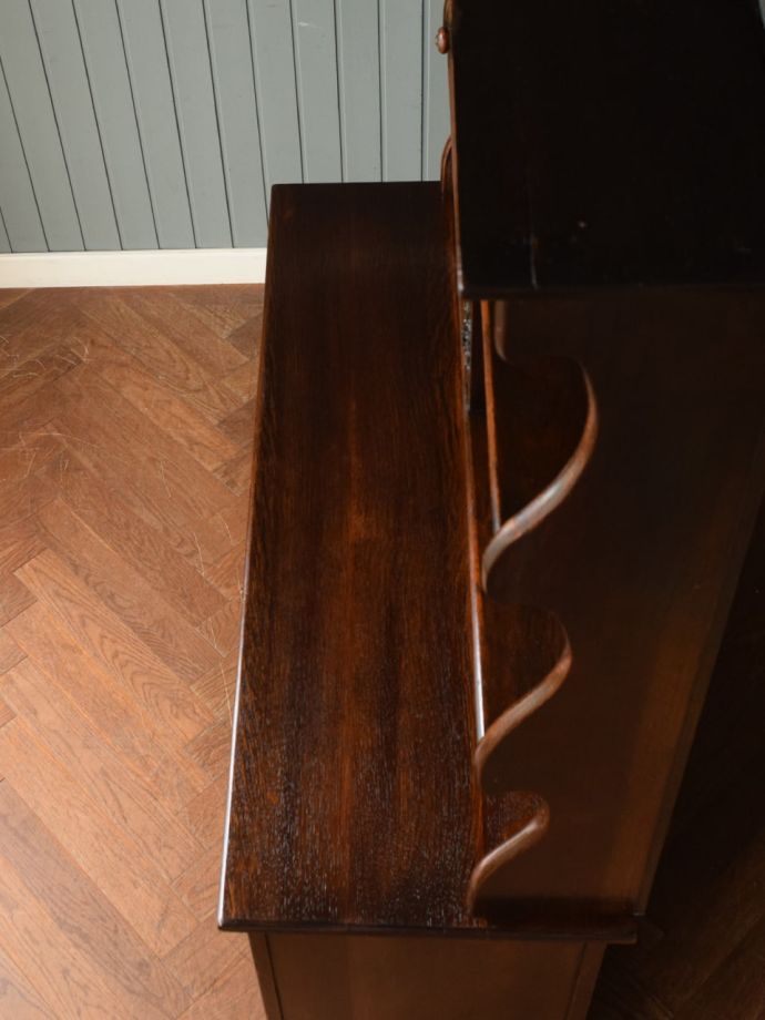 アンティークのオープンシェルフの天板