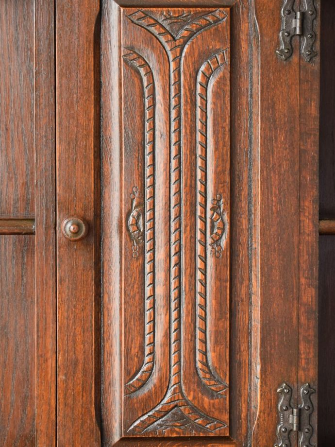 英国アンティーク家具らしい装飾