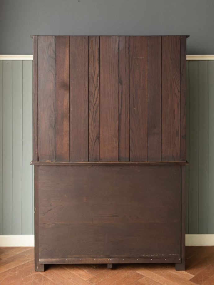 キャビネットの後ろ姿