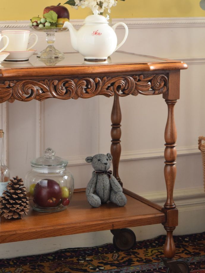 アンティーク家具らしさが漂うワゴン