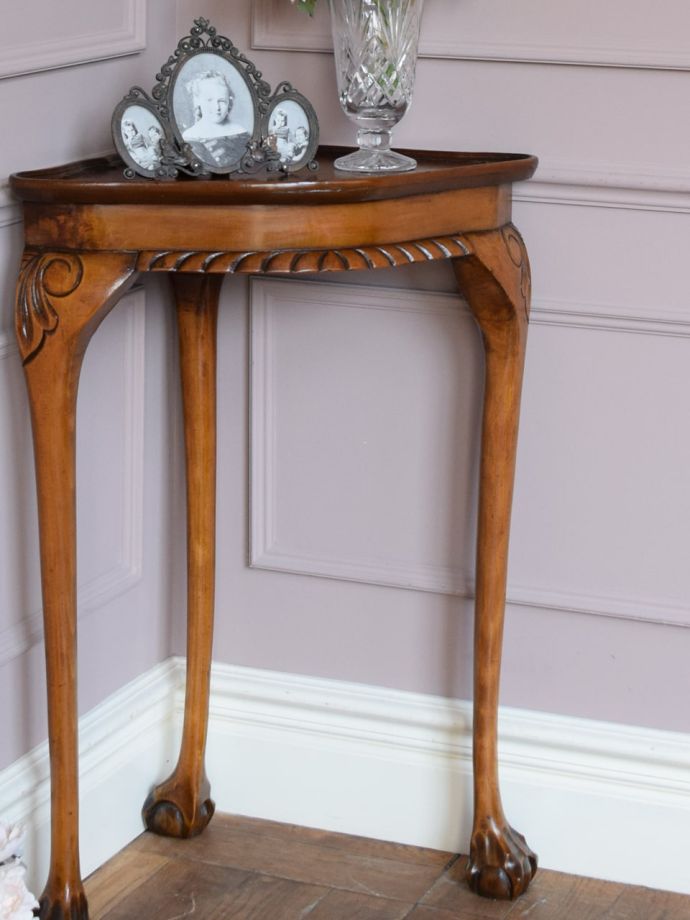 いろんな用途で使えるアンティークのテーブル