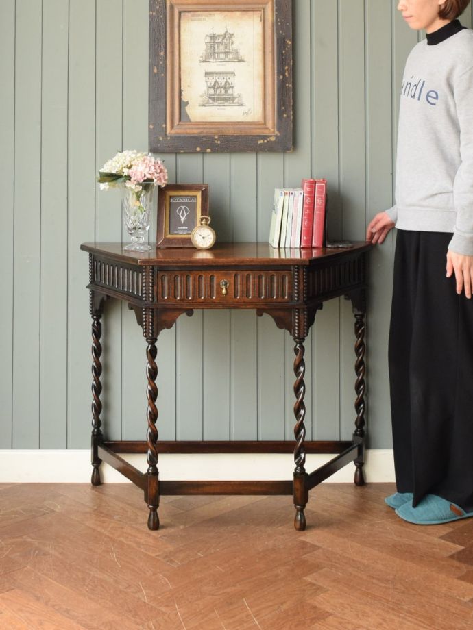 英国アンティークのコンソールテーブル