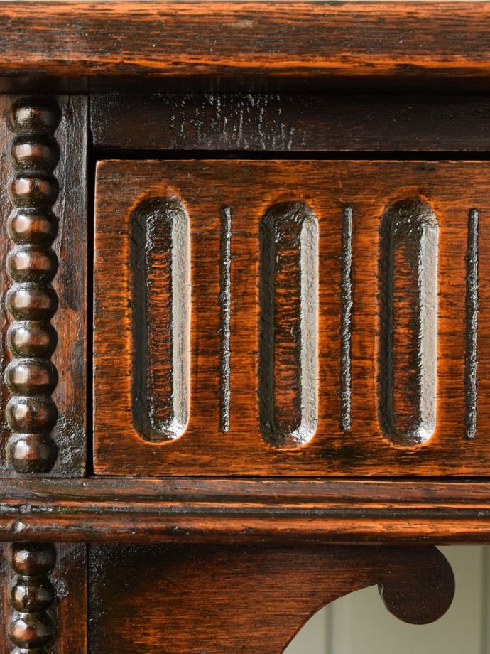 英国アンティーク家具らしい彫