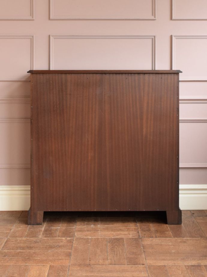 オープンシェルフの後ろ姿