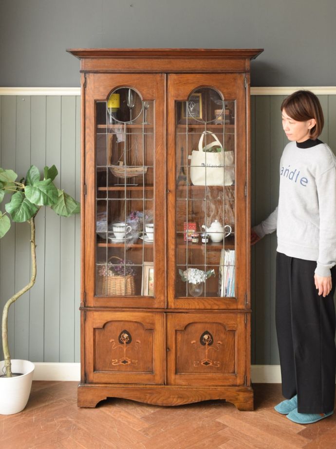 英国アンティークのキャビネット