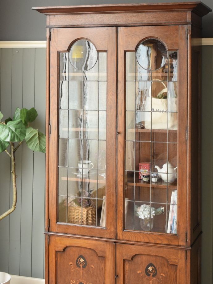 アンティーク家具らしさが漂うキャビネット