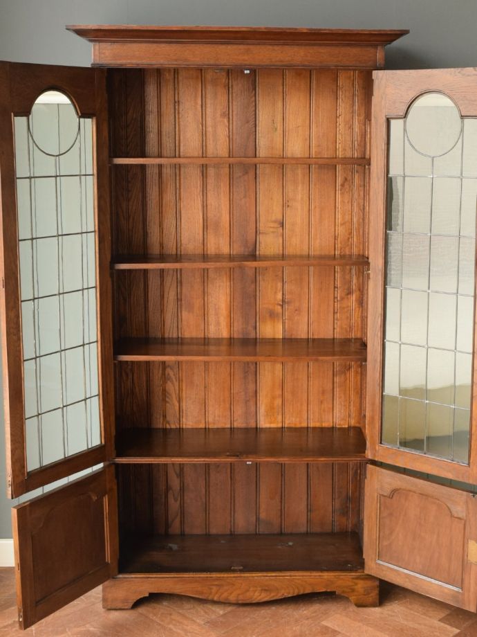 アンティークキャビネット扉の中