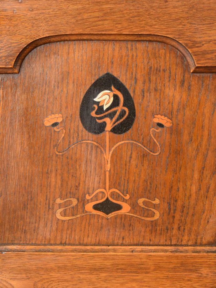 英国アンティーク家具らしい装飾