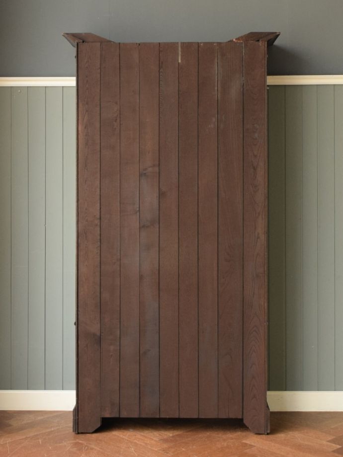 ガラスキャビネットの後ろ姿