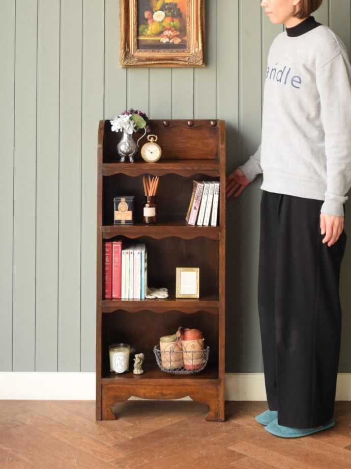 アンティークのオープンシェルフ