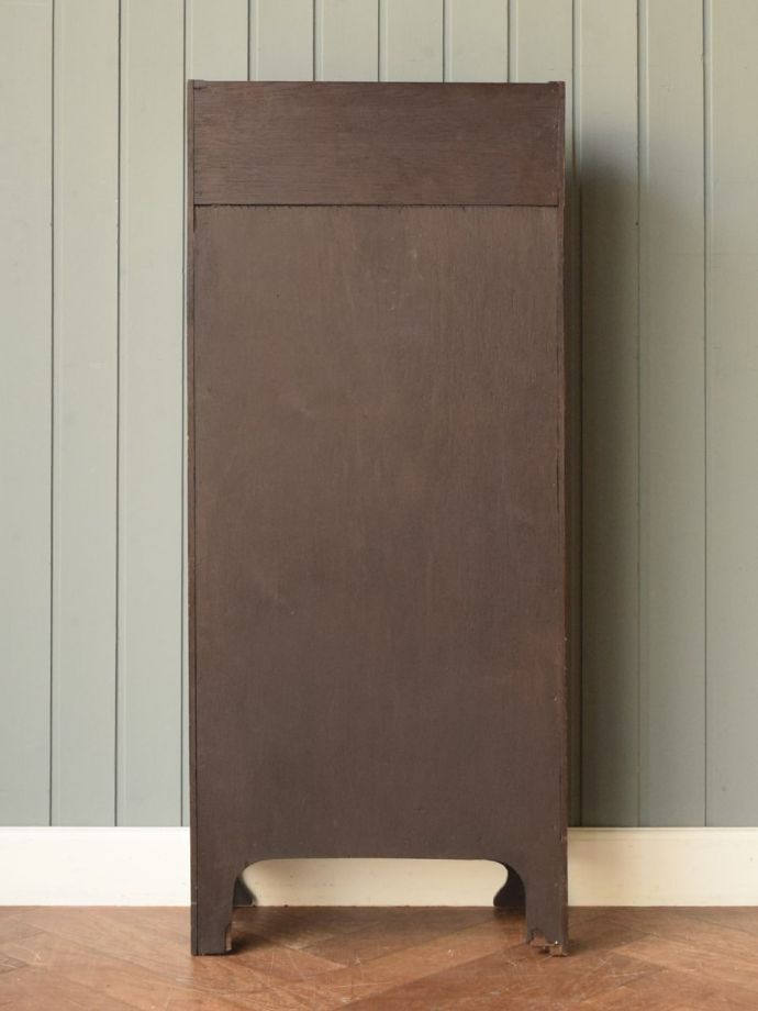 オープンシェルフの後ろ姿