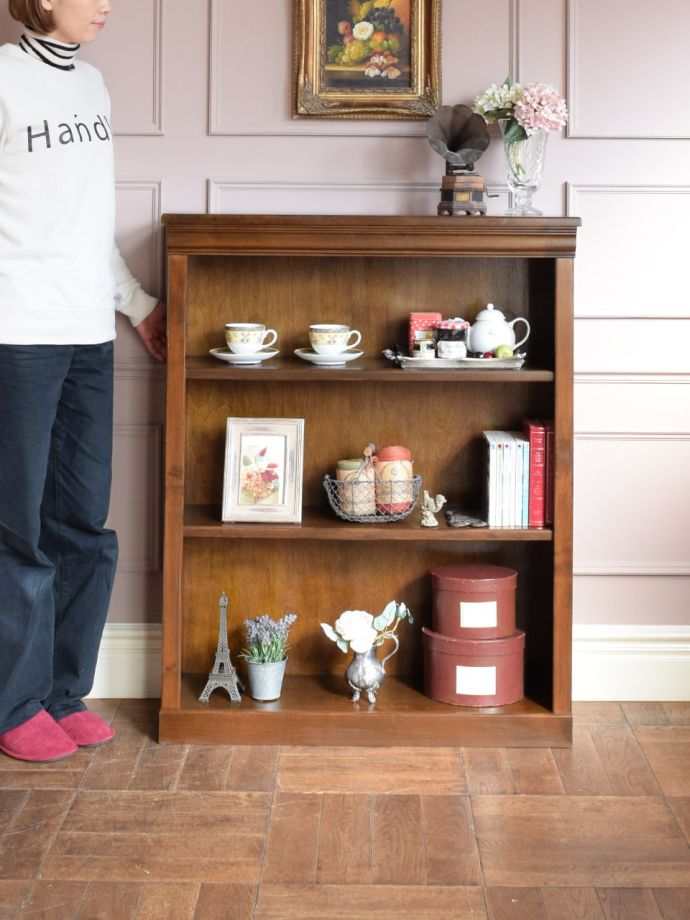 アンティークのオープンシェルフ