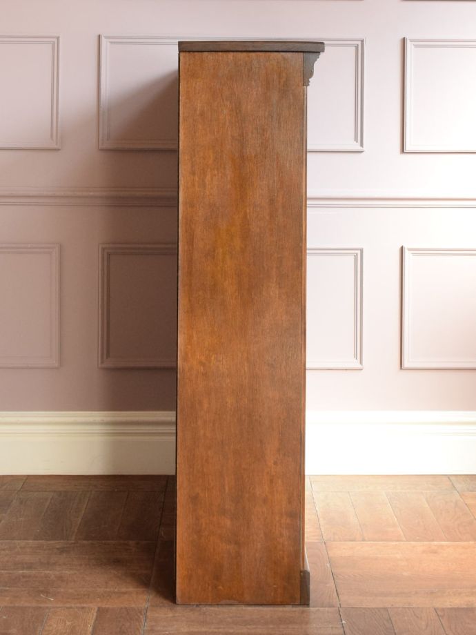 オープンシェルフの側面