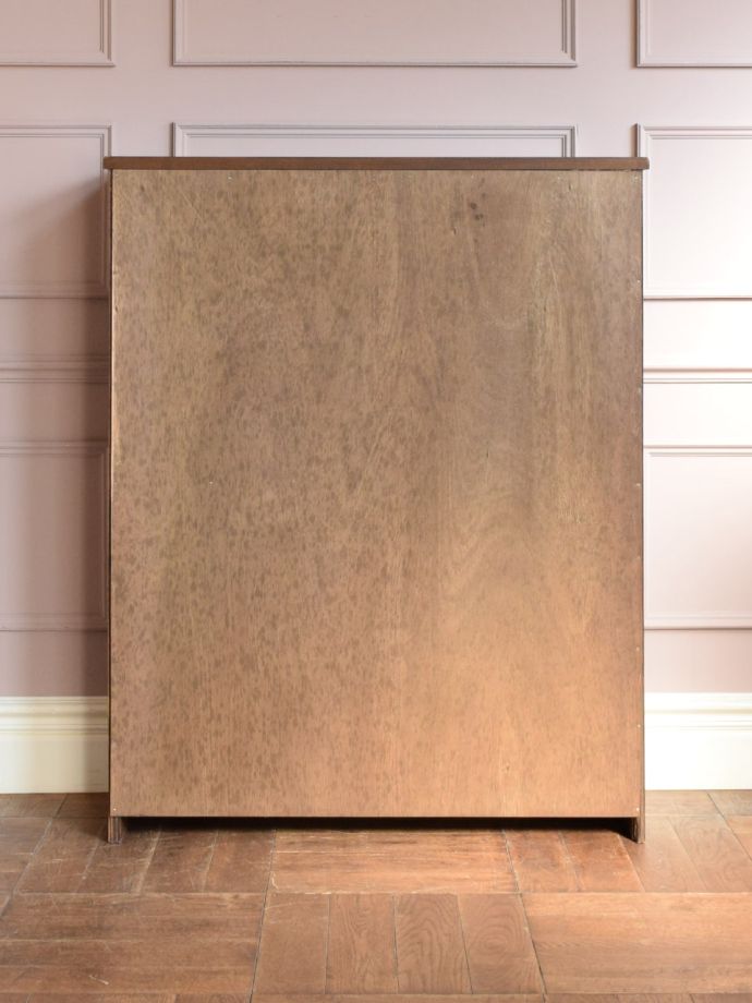 オープンシェルフの後ろ姿