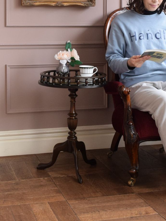 アンティークのワインテーブル