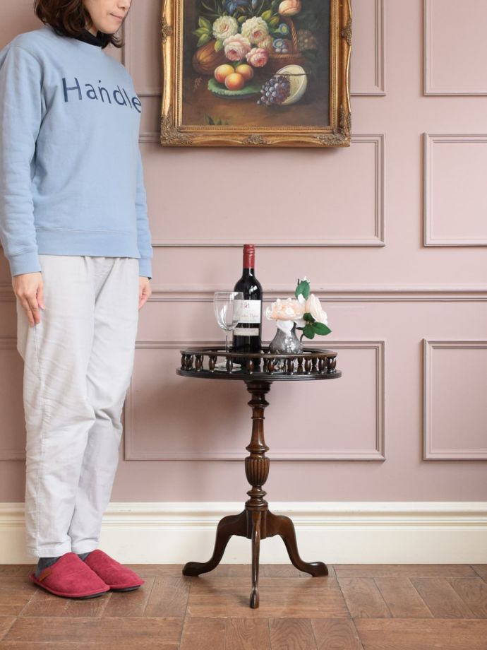 アンティークのサイドテーブル