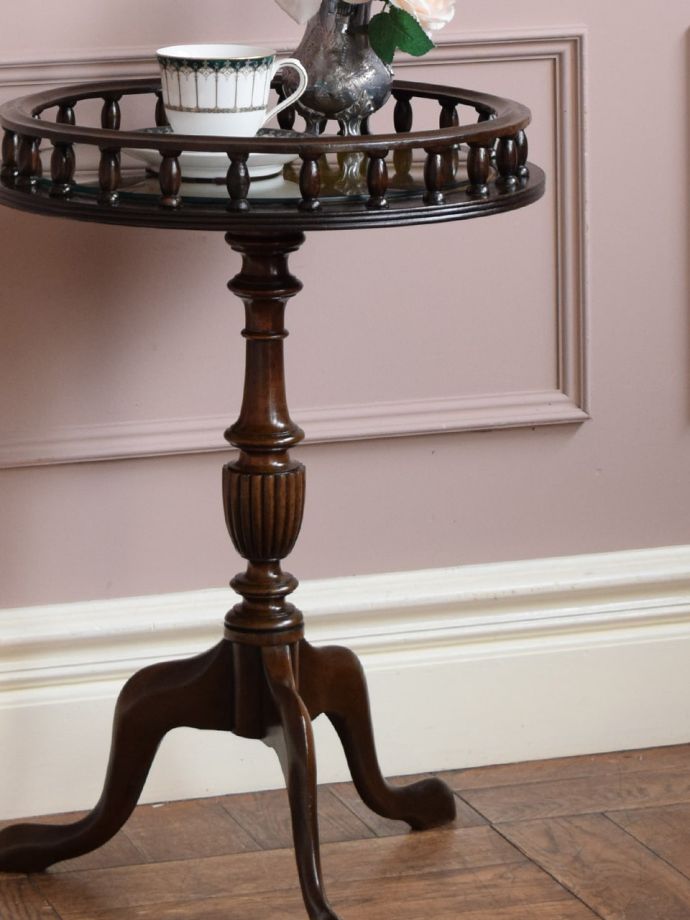 英国スタイルのアンティークテーブル