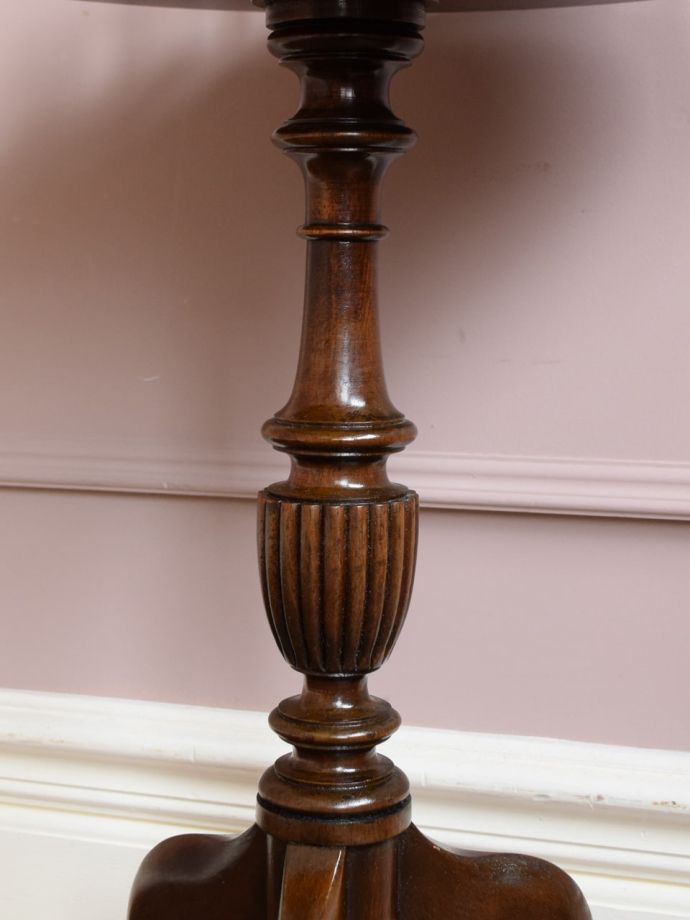 英国アンティーク家具らしい装飾