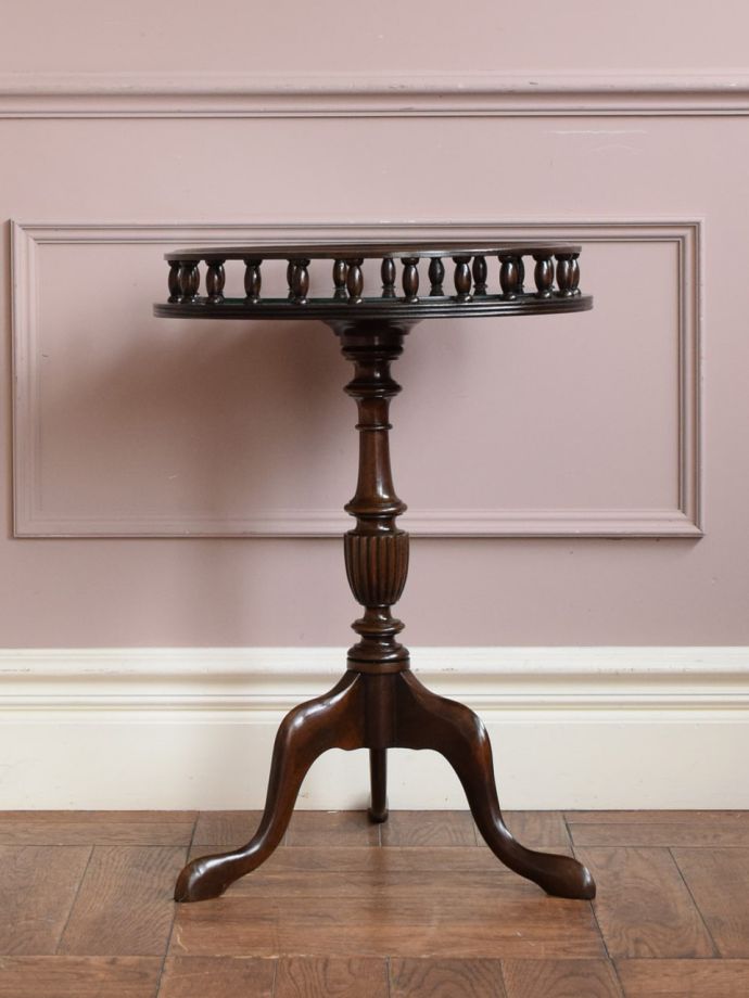 アンティークコーヒーテーブルの側面