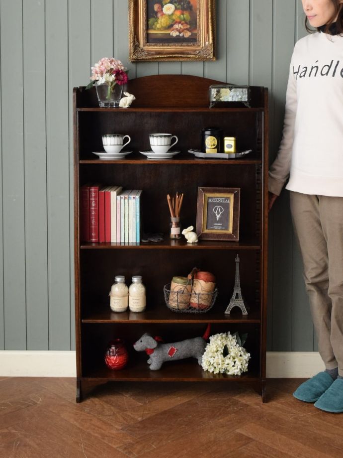 アンティークのオープンシェルフ