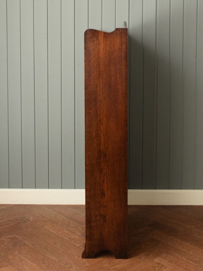 オープンシェルフの側面