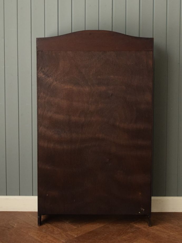 オープンシェルフの後ろ姿