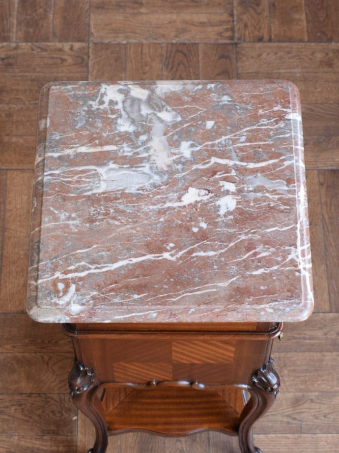 アンティークのサイドキャビネットの天板