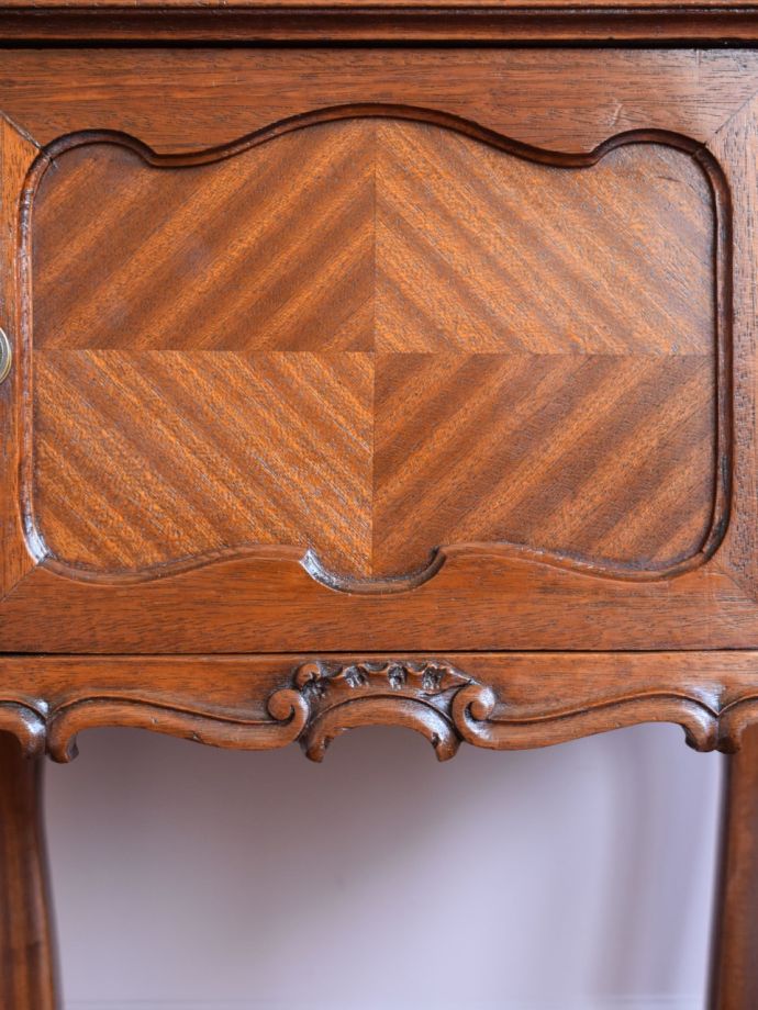 アンティーク家具らしい装飾