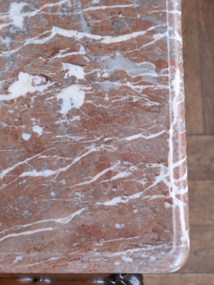 アンティークのサイドキャビネットの天板